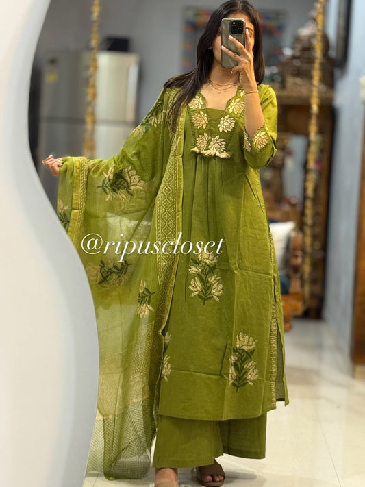 Green Elegant Floral Embroidered Kurta Set with Dupatta